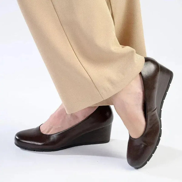 Soft Style By Hush Puppies Mihewi Wedge Court - Chocolate